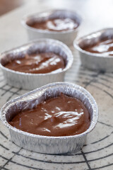 バレンタイン向け　ハート型のチョコレートマフィン　焼く前