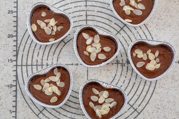 バレンタイン向け　ハート型のチョコレートマフィン　焼く前
