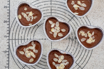 バレンタイン向け　ハート型のチョコレートマフィン　焼く前