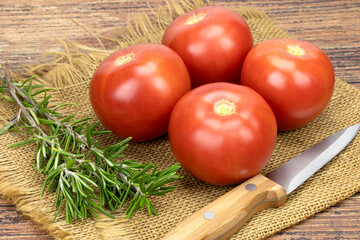 plusieurs tomates sur une table en bois