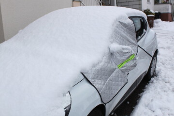 Frontscheibenabdeckung bei Pkw im Winter