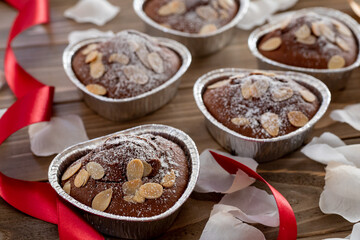 バレンタイン向け　リボンを飾ったハート型のチョコレートマフィン