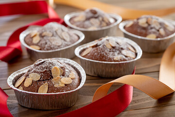 バレンタイン向け　リボンを飾ったハート型のチョコレートマフィン