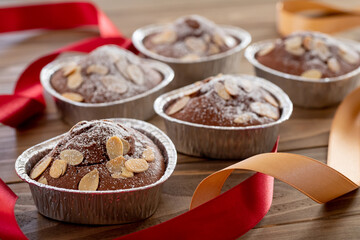 バレンタイン向け　リボンを飾ったハート型のチョコレートマフィン