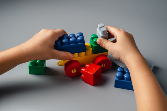 The child plays a constructor. Logical buses for brain development. Early learning. Educational toys