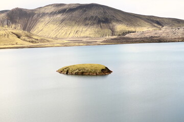Lago en el Islandia