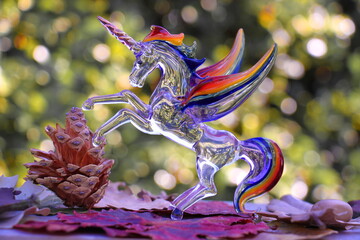 Licorne ailée arc-en-ciel en cristal cabrée sur sa pomme de pain et ses feuilles d'automne Rainbow Winged Crystal Unicorn on Bread Apple and Autumn Leaves