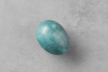 Obraz premium Easter egg on a gray background. Festive background.