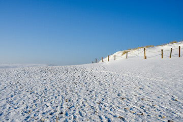 Fototapeta na wymiar Moving dunes, winter.