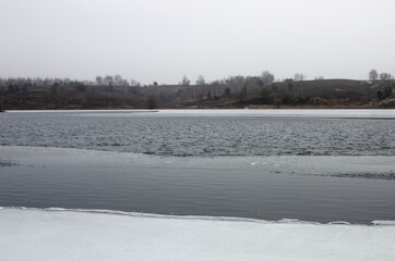 The surface of the lake does not freeze due to the warm weather this week