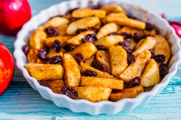 Ingredients for baked apples with sweet crumble.