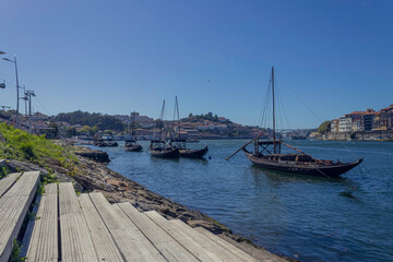 Fototapeta na wymiar Shore of the Gaia pier, with the boat on the Douro river