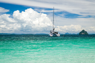 Obraz premium Beautiful seascape with azure water of the Adaman Sea with a yacht and blue sky with clouds. Thailand