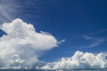 Atmospheric picture of a blue sky with voluminous white clouds.