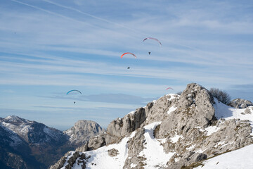 Naklejka na ściany i meble paragliders flying over the mountains 