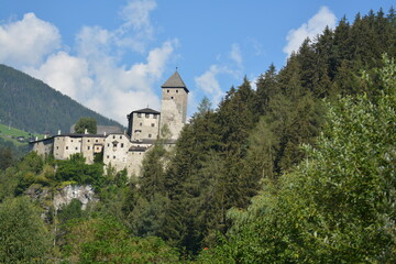 Fototapeta na wymiar castello di tures valle aurina