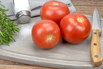 plusieurs tomates sur une table en bois