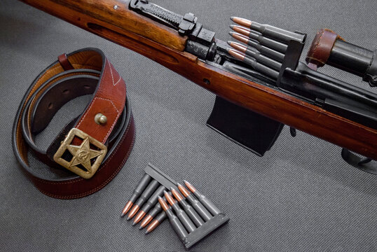 Soviet soldier rifle and support during the Second World War