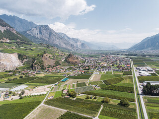 Saillon vu depuis les airs avec un drone en Valais, Suisse