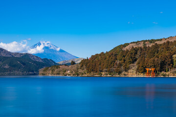 芦ノ湖から眺める富士山　冬景
