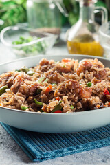 Fried rice witch chicken, eggs and vegetables