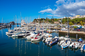 Fototapeta na wymiar Hafen in der Stadt Funchal auf der Insel Madeira, Portugal