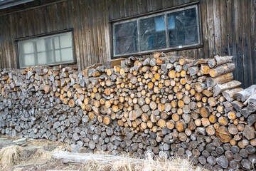 信州、八ヶ岳、長野県茅野市の山小屋、黒百合ヒュッテの軒先に蓄えられた薪ストーブの燃料の薪。
 