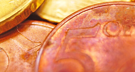 dinero, monedas sobre fondo blanco
