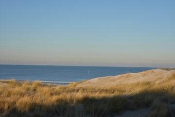 Nordseeküste in Niederlande bei Abenddämmerung im Winter.