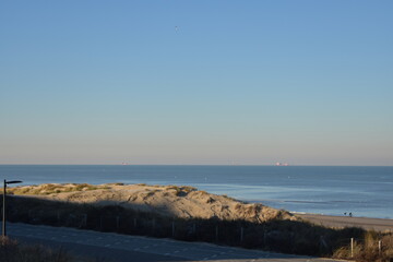 Obraz premium Nordseeküste in Niederlande bei Abenddämmerung im Winter.