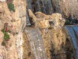Cascade dans les rochers