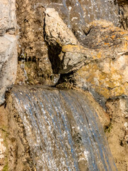 Cascade dans les rochers