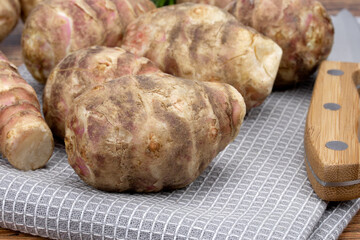 plusieurs topinambours cru sur une table 