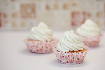 Homemade muffins for Valentine's Day. Photo 3: ready-made dessert with cream.