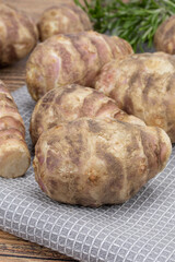 plusieurs topinambours cru sur une table 