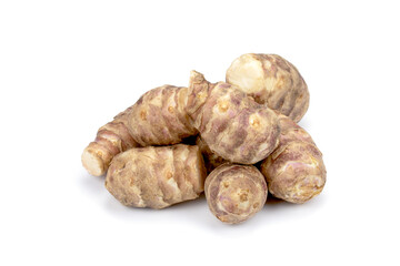 plusieurs topinambours cru isolé sur un fond blanc
