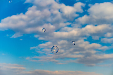 【シャボン玉と、青い空白い雲】