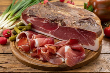 carne di porco speck  tradizionale su taglieri di legno - 406973200