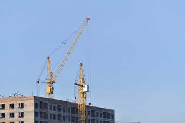 Fototapeta premium construction, crane, building, architecture, sky, build, site, house, industry, tower, development, business, structure, work, city, concrete, blue, new, buildings, urban, engineering, cranes, apartme
