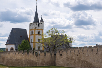 Fototapeta premium View of the old city wall of Ingelheim / Germany with the tower of the Bergkirche behind it