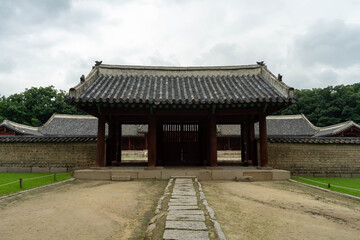 Fototapeta na wymiar garden of Sanctuary Chongmyo in Seoul