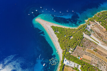 Gouden kaap - Zlatni Rat op het eiland Brac, Kroatië vanuit de lucht in augustus 2020