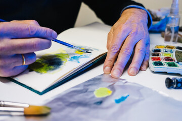 Naklejka premium Man painting with airbrushing a work of art