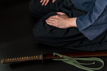 刀を携えて正座する人物