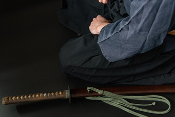 刀を携えて正座する人物