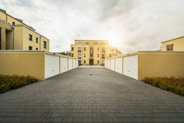 Garagen in einer Wohnsiedlung in Deutschland. 