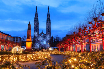 Weihnachtlich geschmückter Luisenplatz mit Waterloo-Obelisken und Bonifatiuskirche in Wiesbaden