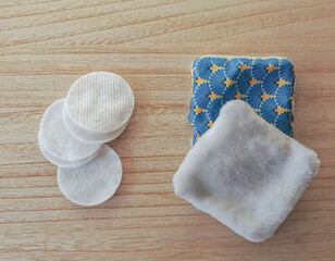 Zero waste swap concept with single-use cotton pads and reusable fabric pads as an alternative.