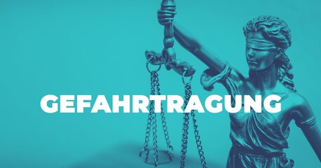 Naklejka premium Gefahrtragung. Close-up einer Justitia Statue. Duotone blau mit weißem Text. Symbol für Gerechtigkeit und Anwalt.