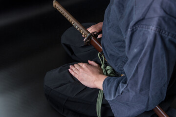 帯刀して座る人物